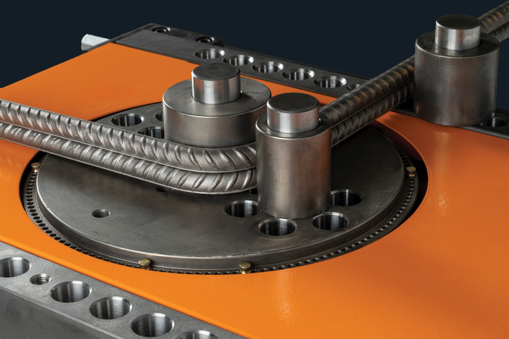 6880c839e7f13c539d1a4e03_b45x1_gms_demir_bukme_makinasi_bukum yapıyor