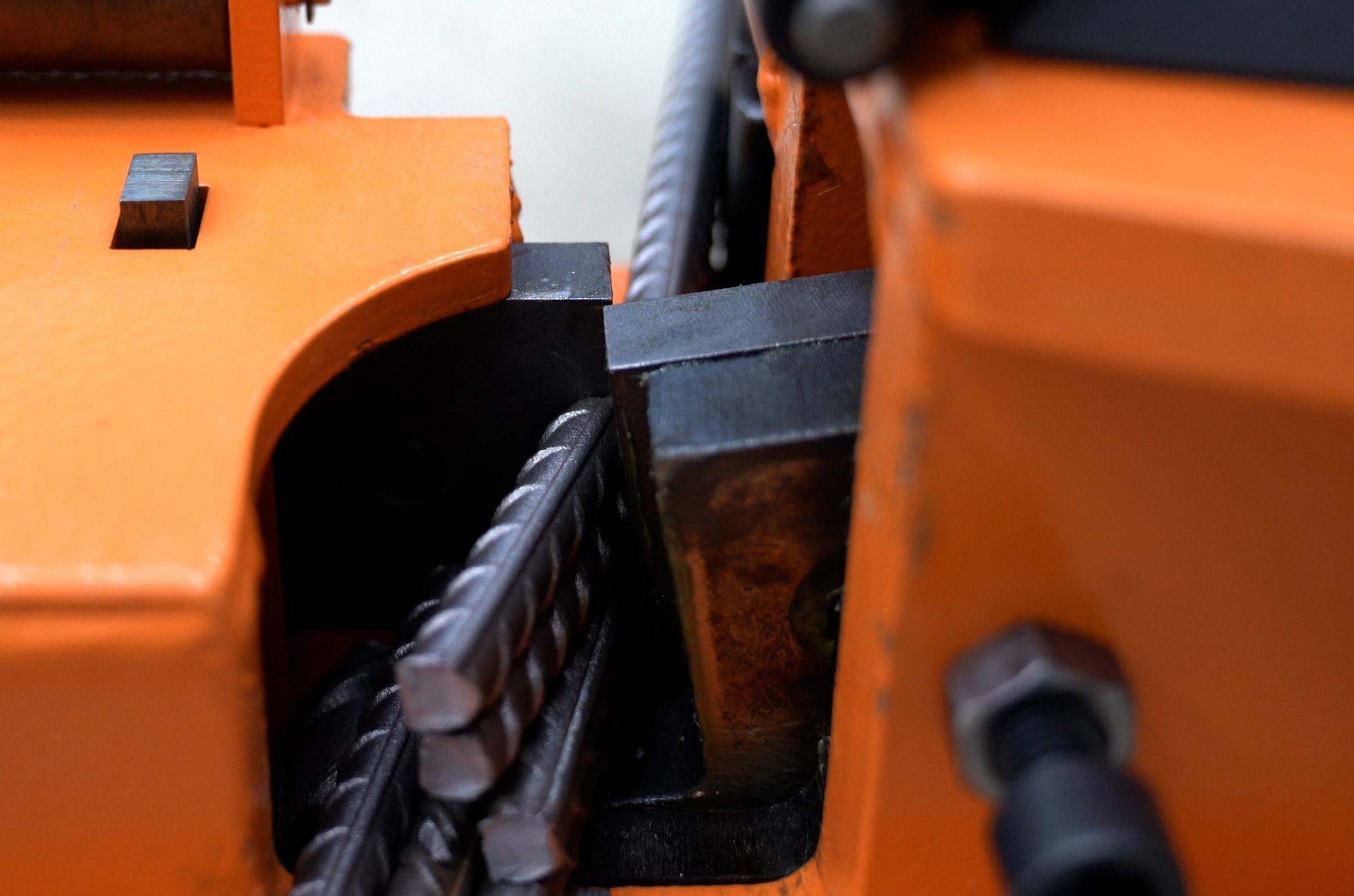 6881215ad705262a2618ddf2_h55-gms-hidrolik-demir-kesme-makinasi-kesim-detayi